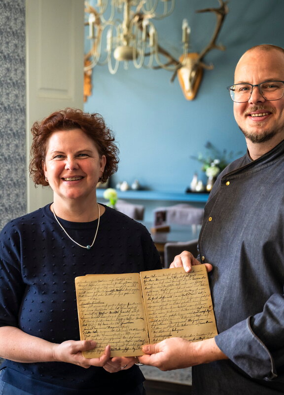 Hoteldirektorin Katharina Dummann und Küchenchef Thomas Wolfgramm im Restaurant Hertha auf Schloss Kaarz.