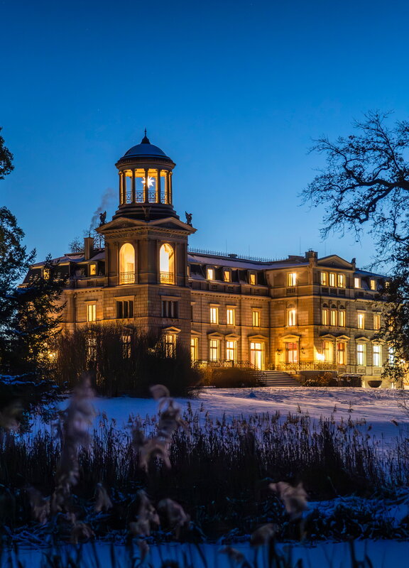 Schloss Kaarz in Abendstimmung zur blauen Stunde