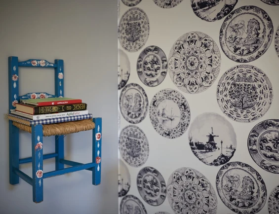 Schloss Kaarz Zimmer Köchin Dekoration Stuhl als Bücherregal