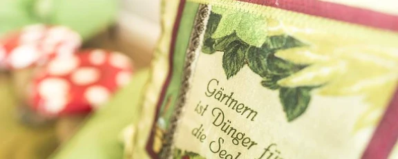 Schloss Kaarz Zimmer Gärtnerin Kissen