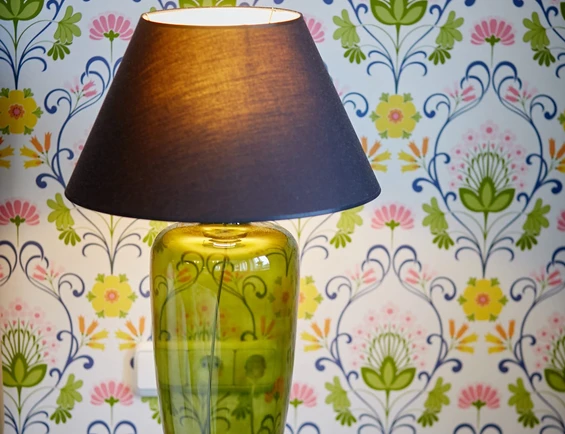 Schloss Kaarz Zimmer Blume Lampe