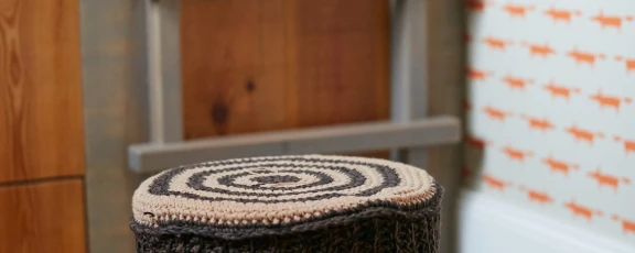 Schloss Kaarz Zimmer Förster Hocker als gestrickter Baumstumpf