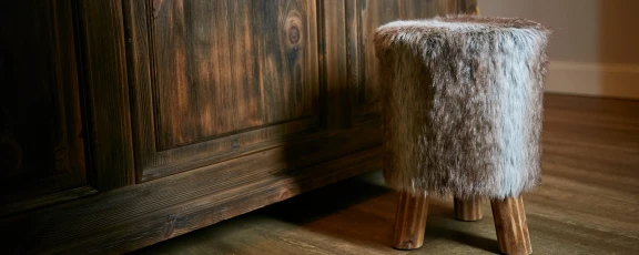 Schloss Kaarz Zimmer Jagd Hocker mit Fell