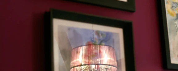 Schloss Kaarz Zimmer Agnes Bilder an den Wänden