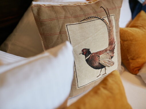 Schloss Kaarz Zimmer Jagd Kissen