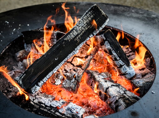 Feuerschale mit brennendem Holz